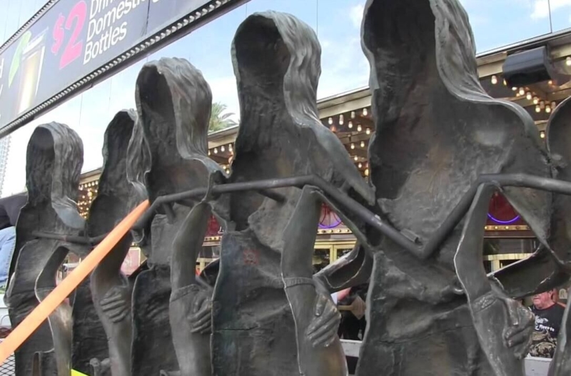 Large Famous Bronze Art Show Crazy Girls Relief Statue 